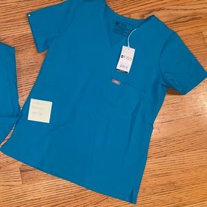 Figs scrub top (NEW - with tags)